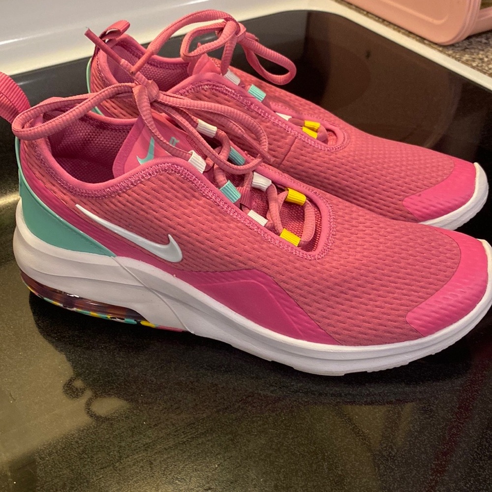 Gently Used Nike Sneakers 👟